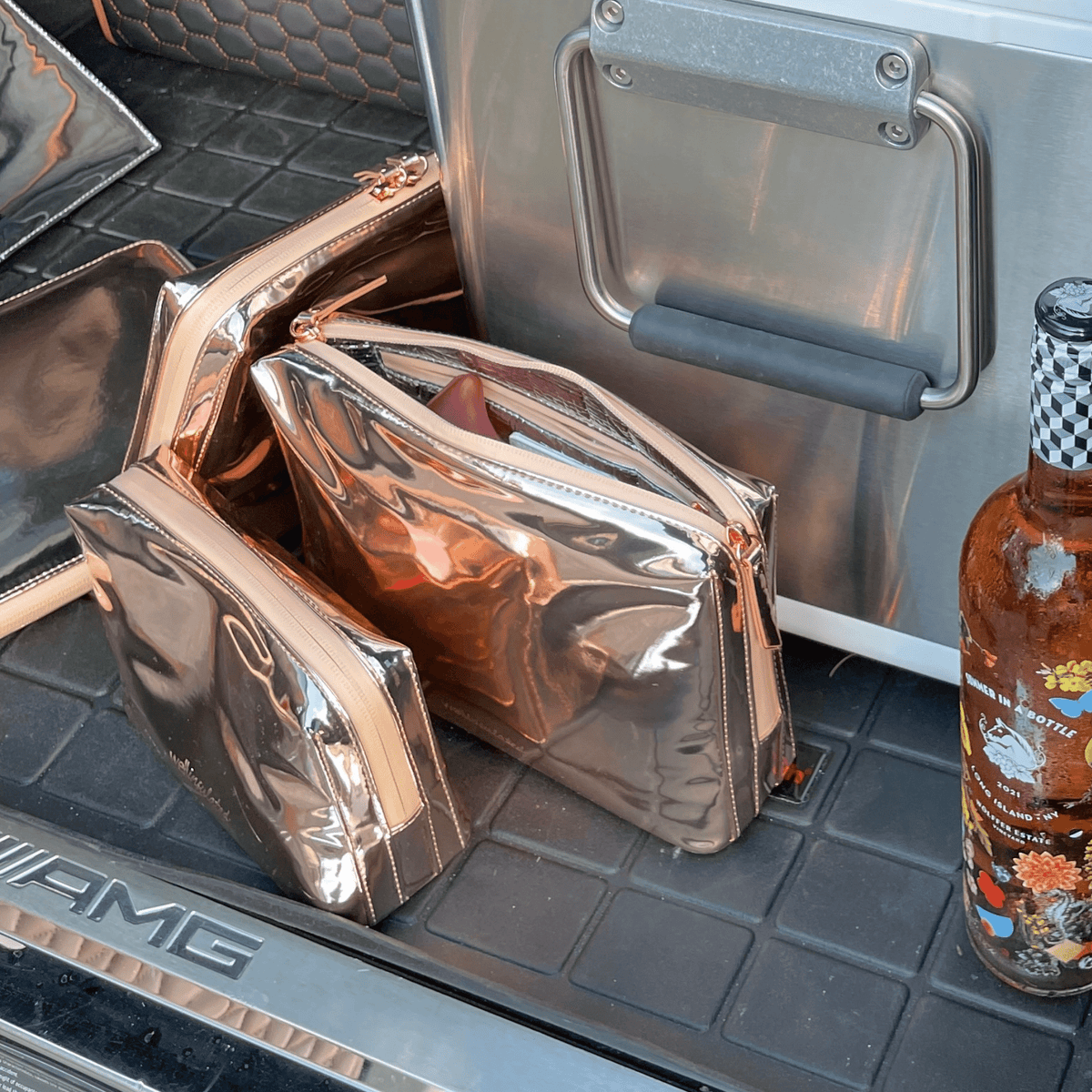 https://wellinsulated.com/cdn/shop/products/store_Makeup_in_car_Insulated_Pouch_Car_Beauty_Bag_Large_Rose_Gold_WELLinsulated_BAG202-RGLNU_1200x.png?v=1700861088